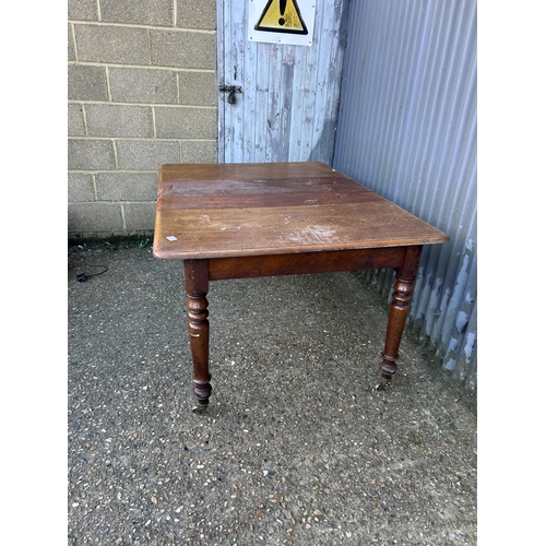 171 - A Victorian mahogany extending dining table with 2 leaves max size  147x106