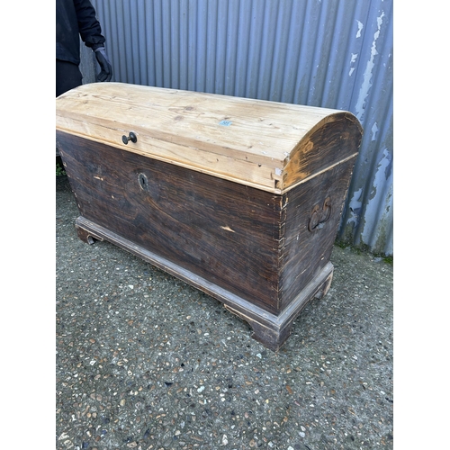 101 - A very large pine dome top blanket box 115x65x75