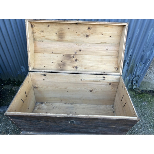 101 - A very large pine dome top blanket box 115x65x75