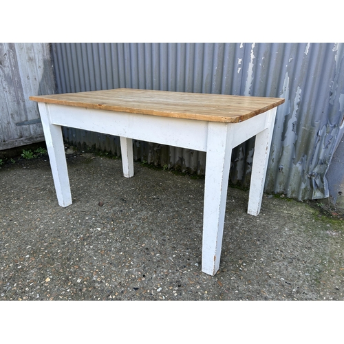 102 - A painted pine kitchen table 125x74x70