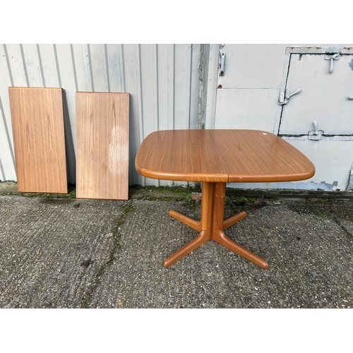 138 - A SKOBY teak dining table with two extension leaves, extendimg to a max size of 200x100c,