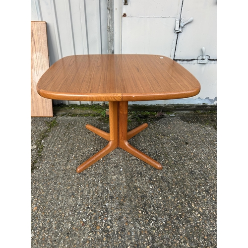 138 - A SKOBY teak dining table with two extension leaves, extendimg to a max size of 200x100c,