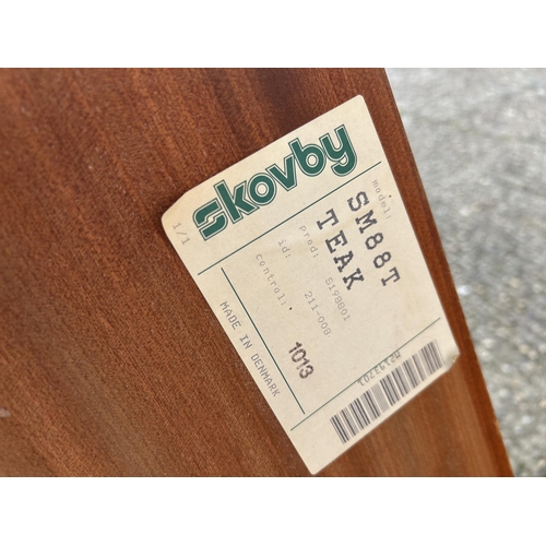 138 - A SKOBY teak dining table with two extension leaves, extendimg to a max size of 200x100c,