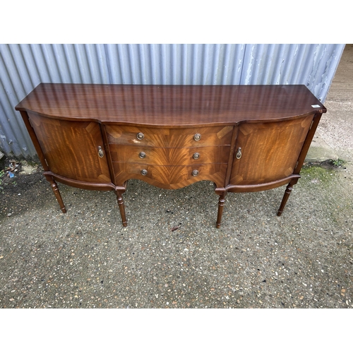 92 - A repro mahogany sideboard 186x50x87