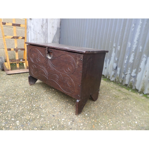 17 - A carved oak blanket box 95x42x60