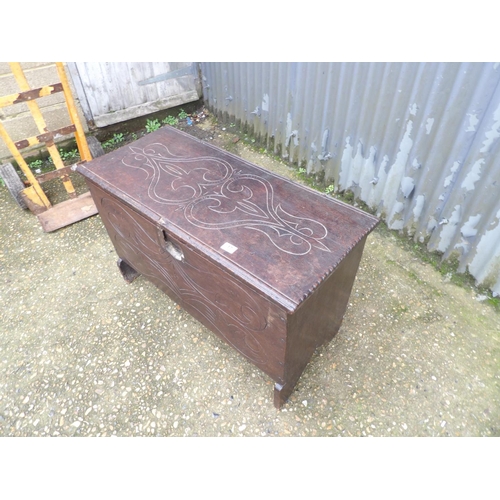 17 - A carved oak blanket box 95x42x60