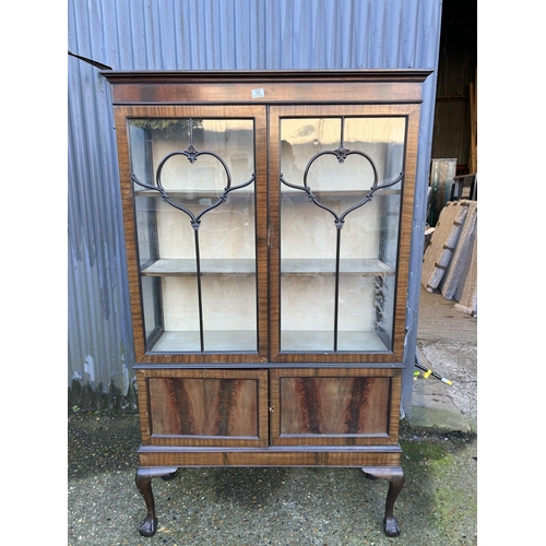 16 - A mahogany two door display cabinet  107x40x180