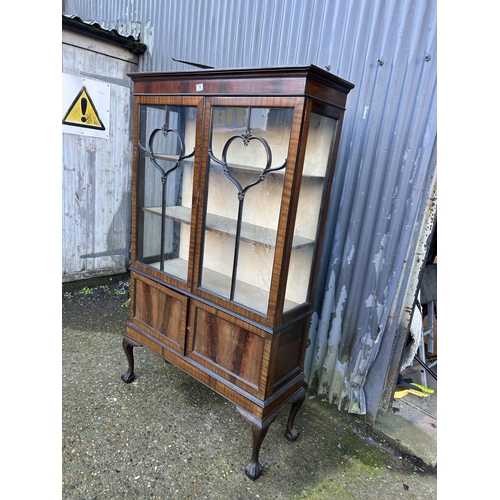 16 - A mahogany two door display cabinet  107x40x180