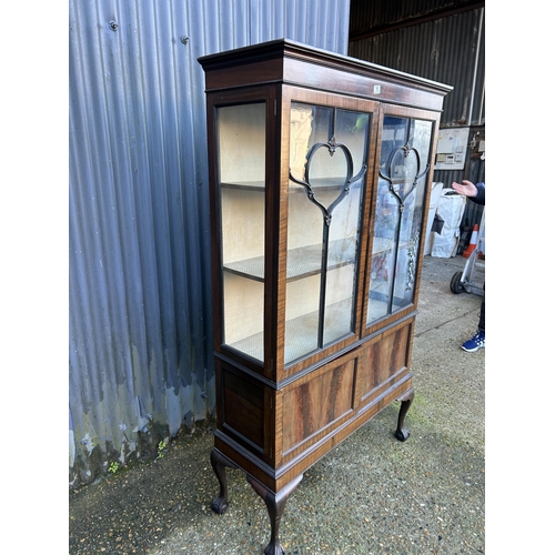 16 - A mahogany two door display cabinet  107x40x180