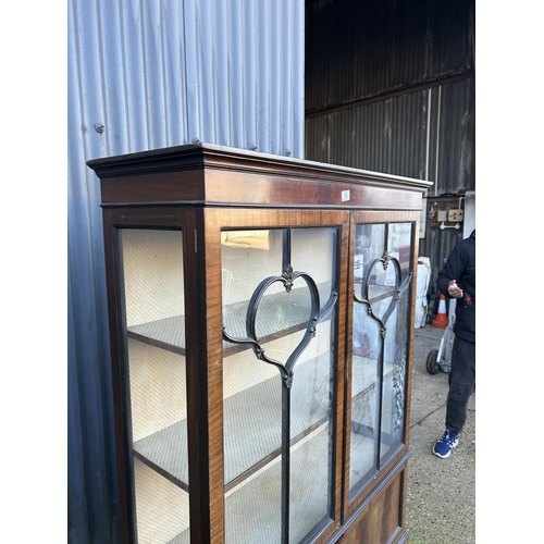 16 - A mahogany two door display cabinet  107x40x180