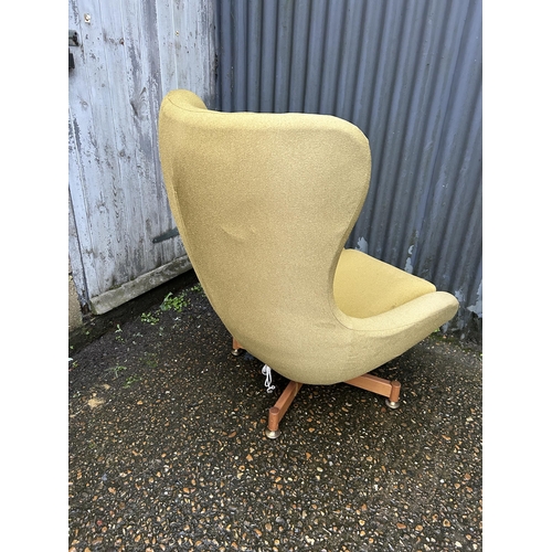 172 - A mid century swivel chair