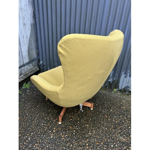 172 - A mid century swivel chair