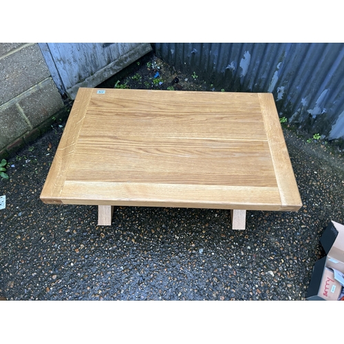 176 - A modern light oak coffee table 100x65