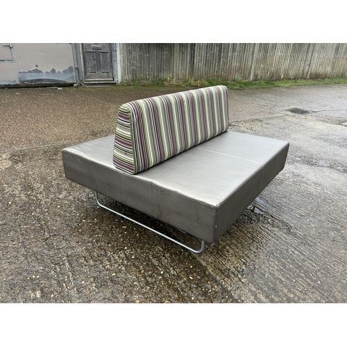 186 - A upholstered double sided lounger seat with 122x120x85