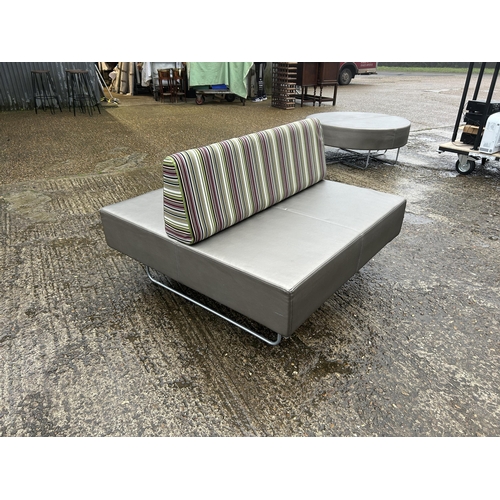 186 - A upholstered double sided lounger seat with 122x120x85