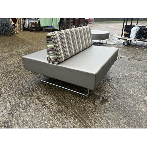 186 - A upholstered double sided lounger seat with 122x120x85