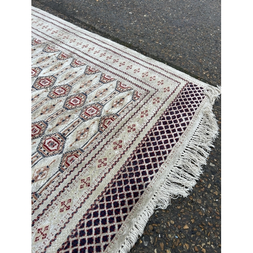 233 - A good quality white and gold pattern rug 130x180