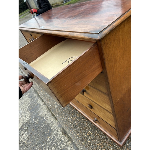 246 - A good quality large Victorian mahogany chest of six drawers  118x50x130