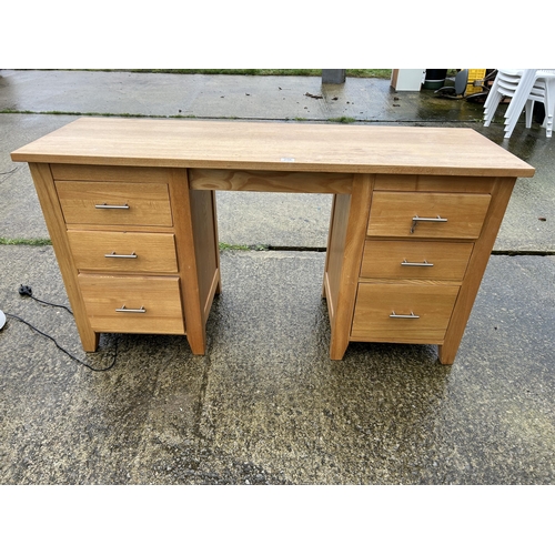 256 - A modern light oak kneehole desk