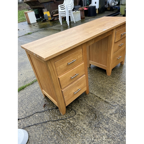 256 - A modern light oak kneehole desk