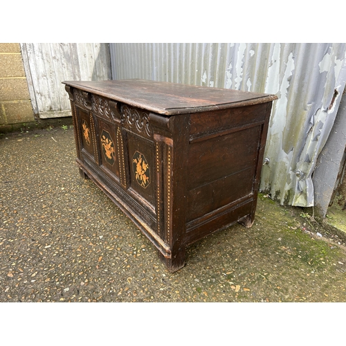 305 - An antique oak blanket box chest inlaid to the front