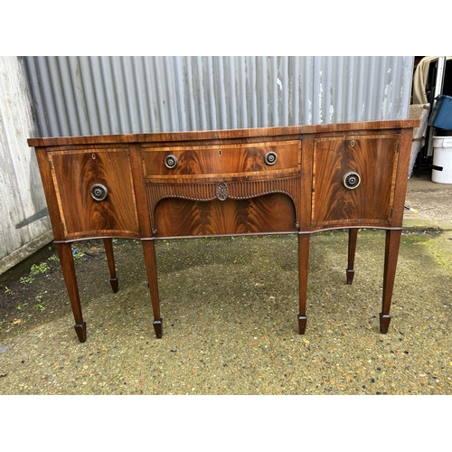 32 - A Victorian mahogany sideboard 145x60x 90