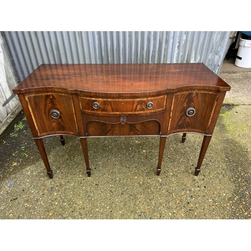 32 - A Victorian mahogany sideboard 145x60x 90