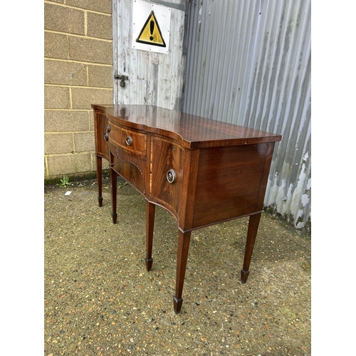 32 - A Victorian mahogany sideboard 145x60x 90