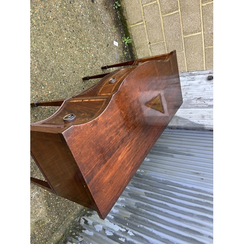 32 - A Victorian mahogany sideboard 145x60x 90