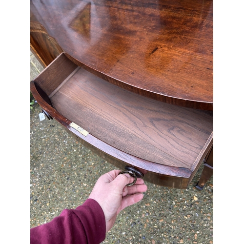 32 - A Victorian mahogany sideboard 145x60x 90