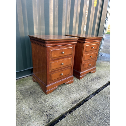 332 - A pair of good quality reproduction bedside chests of three drawers