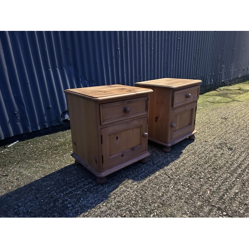 342a - A pair of coutry pine bedsides