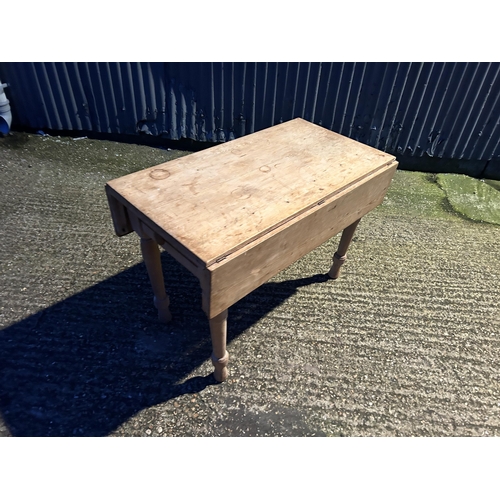 342d - A country pine drop leaf kitchen table with drawer