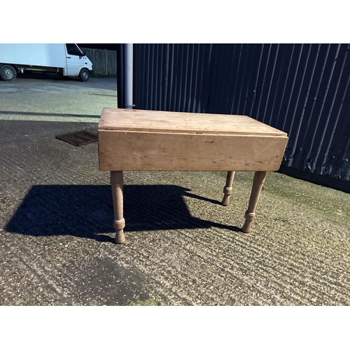 342d - A country pine drop leaf kitchen table with drawer