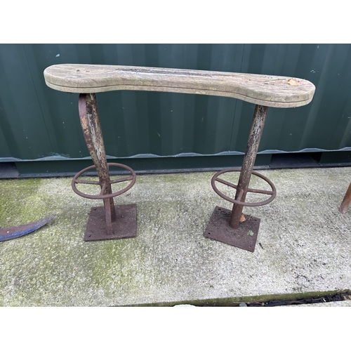 400k - Iron based stool seat