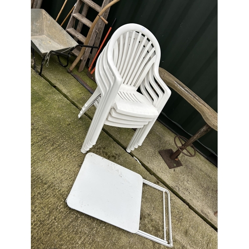 400M - 4 Plastic stacking chairs and folding table