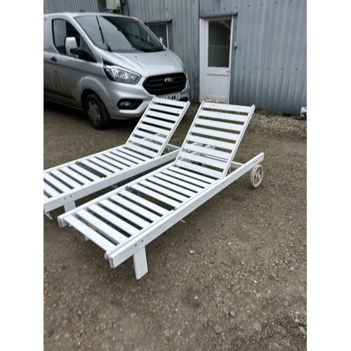 419 - A pair of good quality white aluminium sunloungers