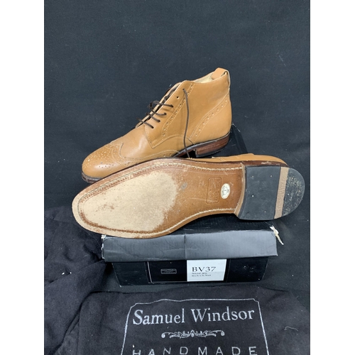 686 - Pair of Samuel Windsor handmade leather shoes size 8 1/2, lightly worn