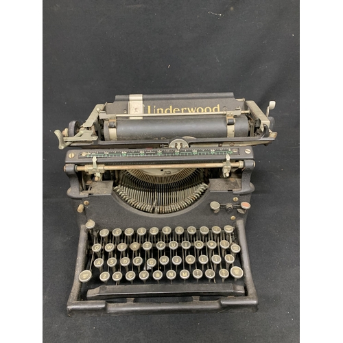 785 - Vintage Underwood Typewriter