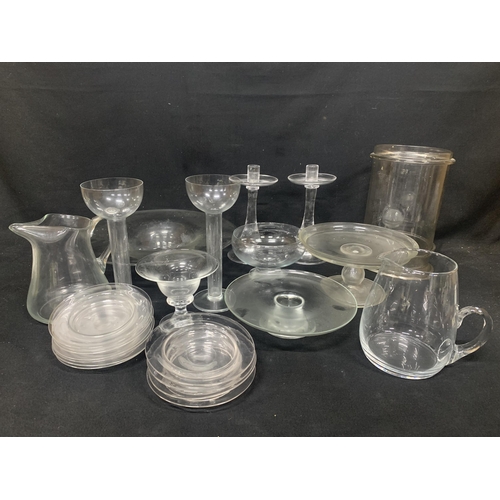 801 - Collection of  modern glassware (2)