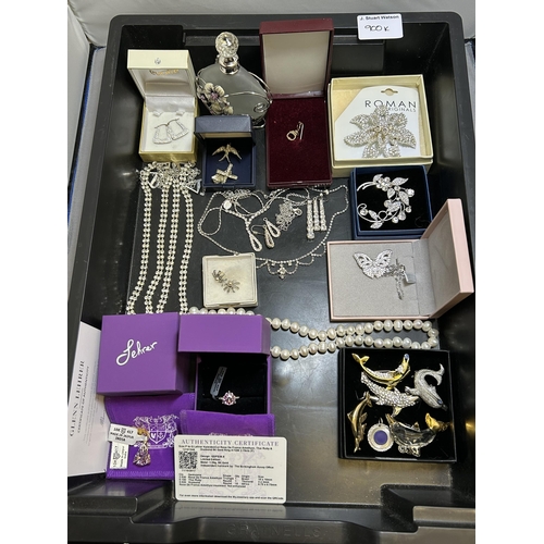 900k - Collection of modern costume jewellery including Hallmarked 9ct Gold items: Ring, Pendant, Handcuffs... 