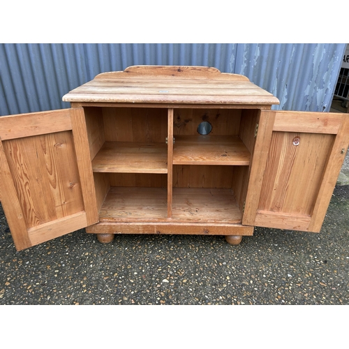 122 - A pine two door cupboard 90x46x 80