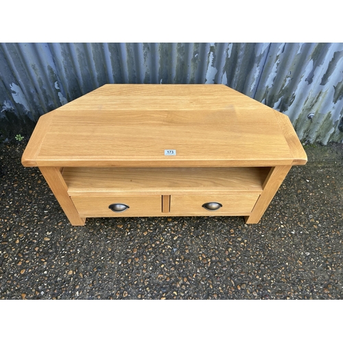 173 - A light oak tv unit