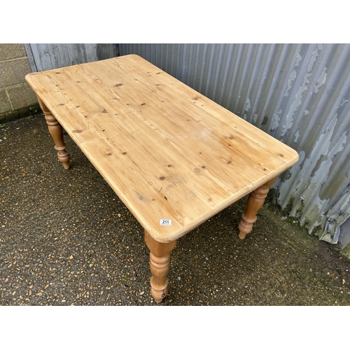 211 - A farmhouse pine kitchen table 150x83x77