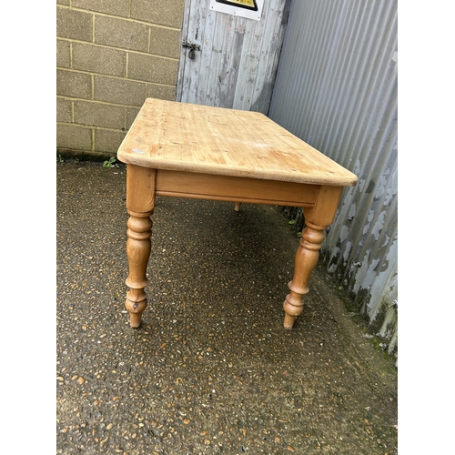 211 - A farmhouse pine kitchen table 150x83x77