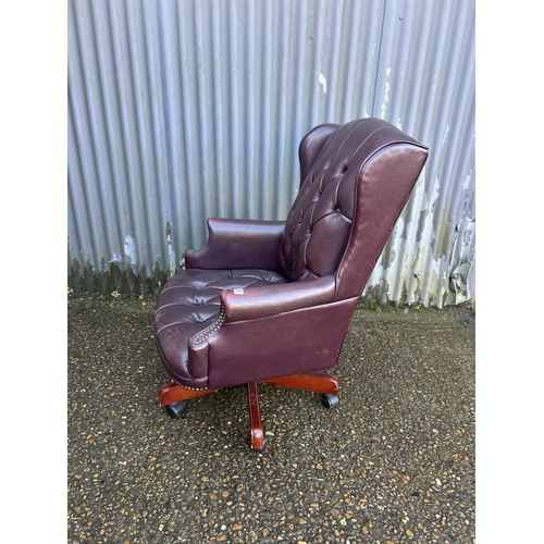 225 - A maroon leather chesterfield swivel office chair