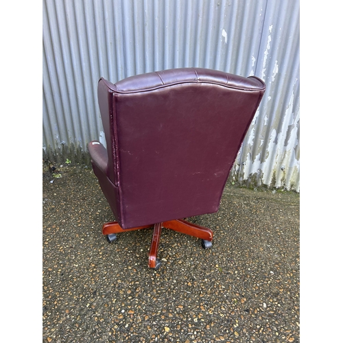 225 - A maroon leather chesterfield swivel office chair