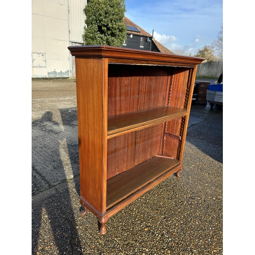 232 - A Edwardian mahogany open fronted bookcase with three shelves 122x33x88