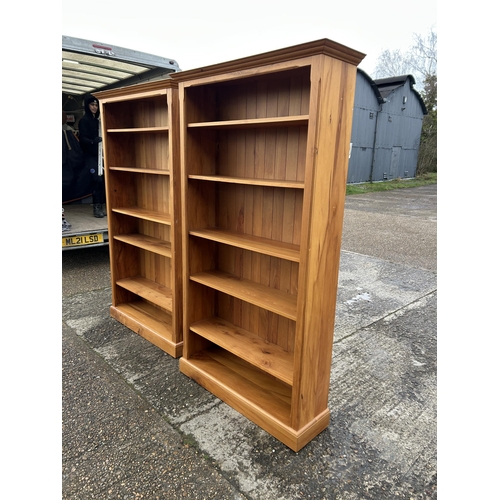 292 - A pair of large pine open bookcases with adjustable shelves 110x30x200