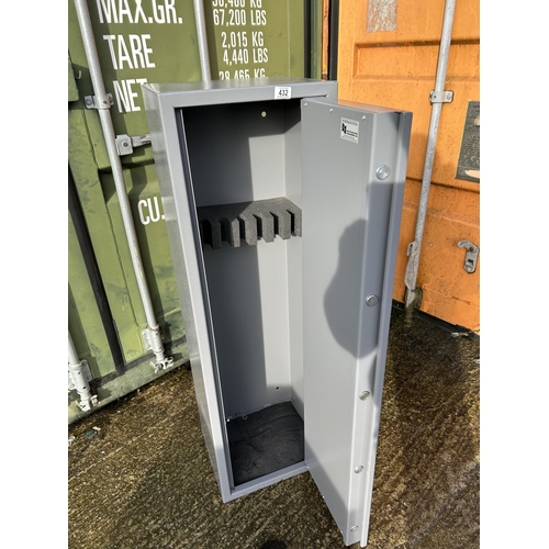 432 - A Bratton sound gun safe (with keys) 40x35x130